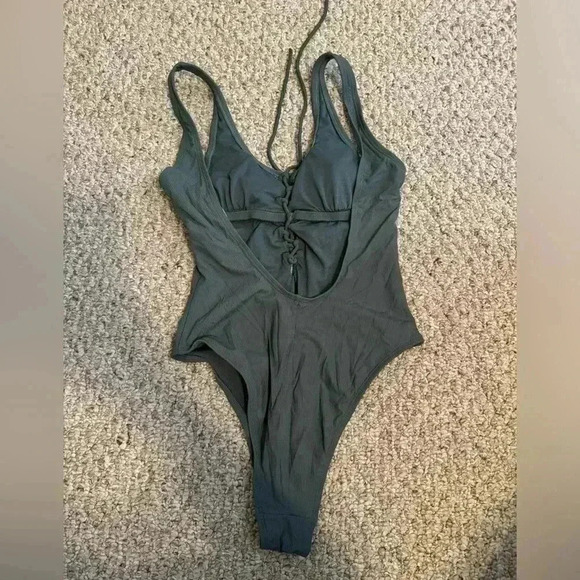 One piece bathing suit - Picture 2 of 3